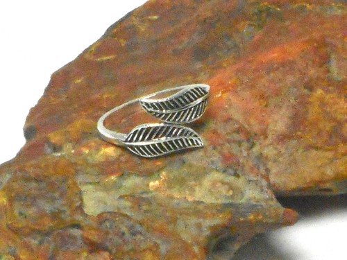 Anello punta design foglia